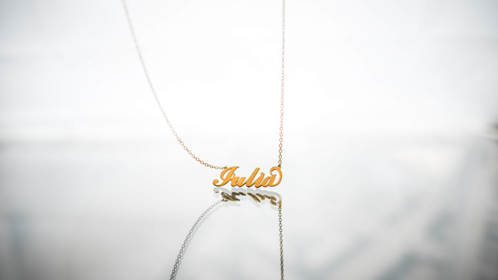 Collier prénom personnalisé doré suspendu – Design élégant avec strass